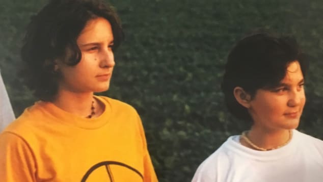 Esta foto de la infancia de Ayda Zugay y su hermana, Vanja, fue tomada después de que llegaron a Estados Unidos. Cortesía Ayda Zugay