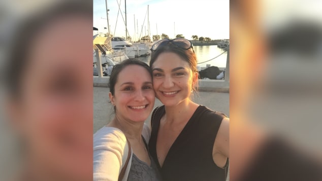 Una foto reciente muestra a Vanja Contino y Ayda Zugay. Las hermanas dicen que un sobre que recibieron de una extraña con US$ 100 dentro todavía da forma a sus vidas, décadas después. Cortesía Ayda Zugay