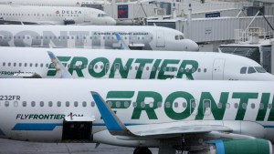 Una pasajera a bordo de un vuelo de Frontier Airlines da luz al bebé