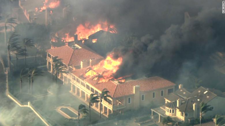 Incendio en California avanza a toda velocidad y arrasa decenas de casas