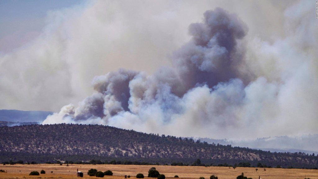 Así se veía el miércoles el humo de los incendios forestales cerca de Las Vegas, Nuevo México.