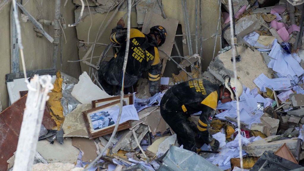 Continúa la búsqueda de personas atrapadas entre los escombros del hotel Saratoga