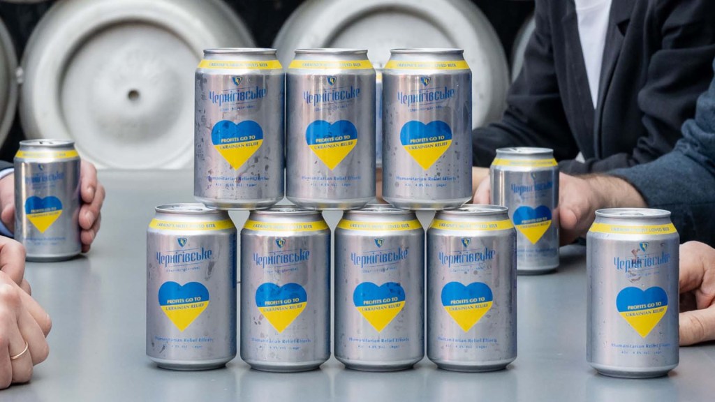 Lanzan cerveza con los colores de Ucrania para recaudar fondos