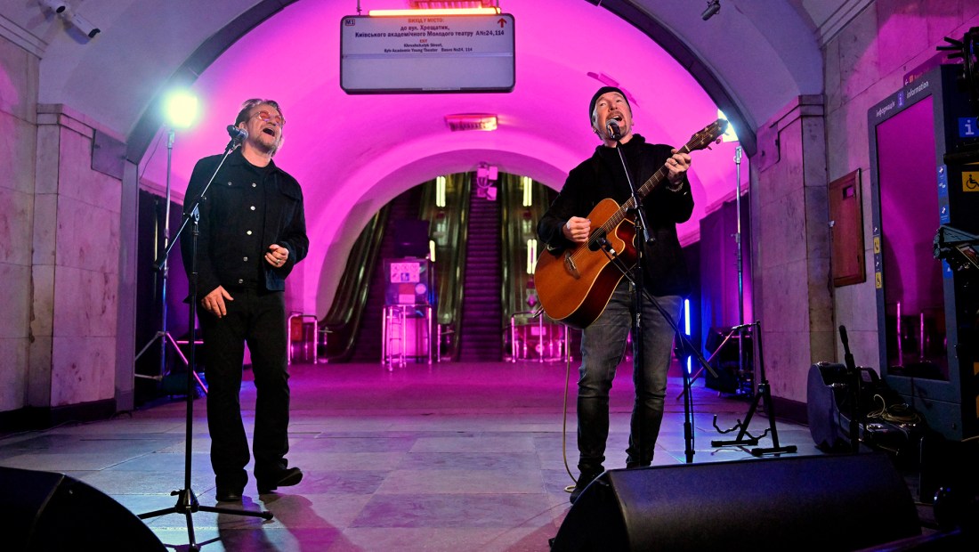 La banda de rock U2 realiza un mini concierto en el metro de Kiyv en solidaridad con Ucrania