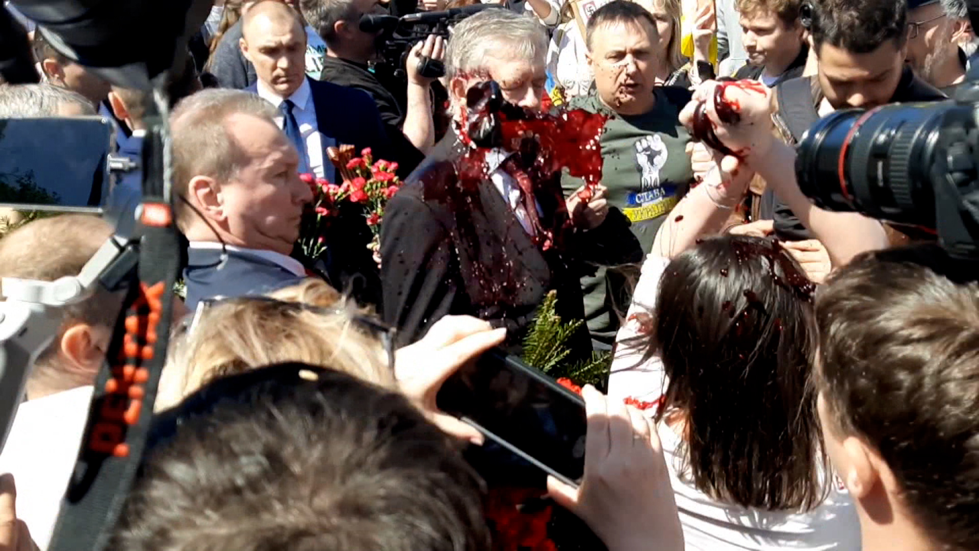 Tak malowano ambasadora Rosji w Polsce na czerwono