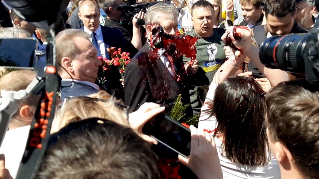 This is how the Russian ambassador in Poland is sprayed with red paint