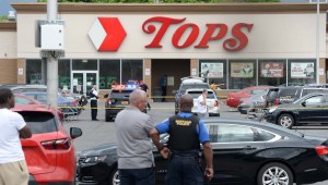 Al menos 8 muertos luego de un tiroteo en un supermercado en Buffalo; la policía investiga un posible crimen de odio
