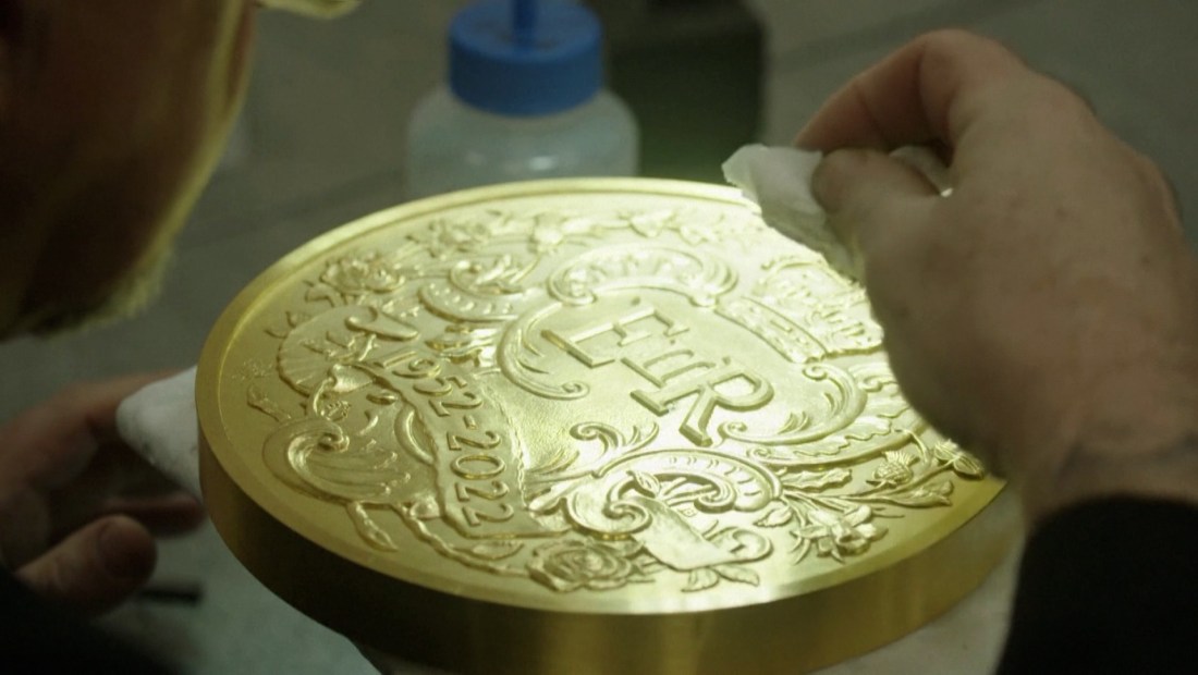 Mira esta moneda de oro gigante en honor a Isabel II