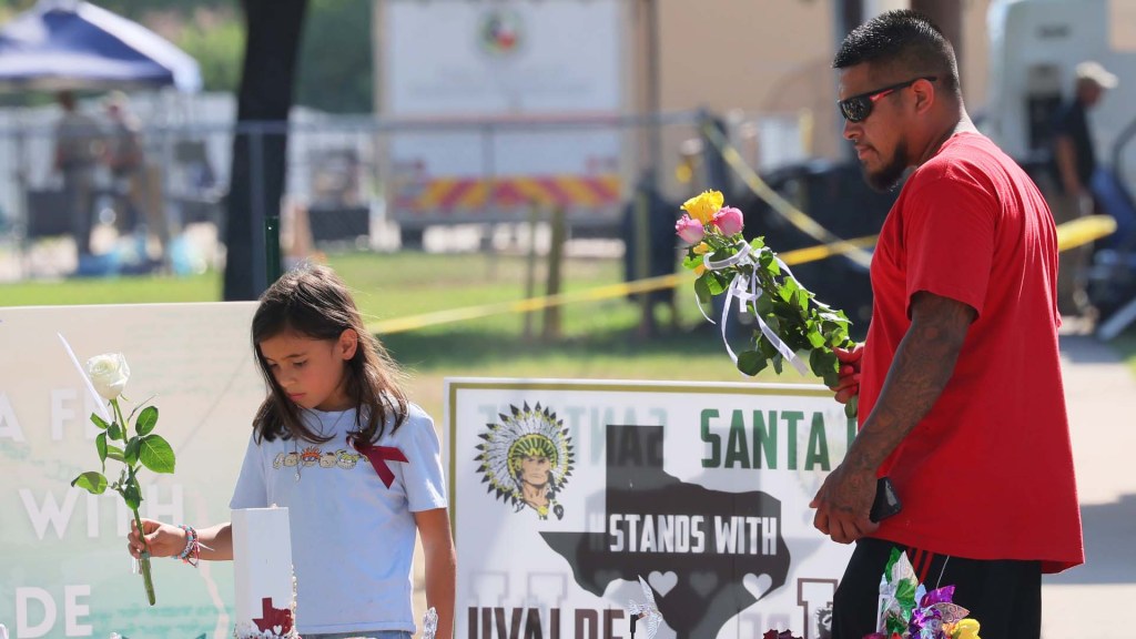 Así vive el duelo la comunidad de Uvalde tras el tiroteo