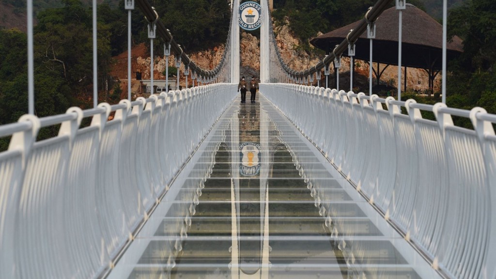 ¿Te atreverías a cruzar un puente de cristal a 150 metros de altura?