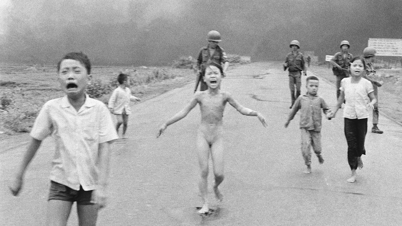 La foto de la 'Niña del napalm' cumple 50 años: esta es la historia de la  foto que definió la guerra de Vietnam