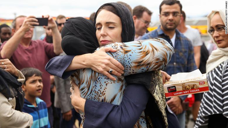 La primera ministra de Nueva Zelanda, Jacinda Ardern, abraza a un fiel en la mezquita de Kilbirnie el 17 de marzo de 2019 en Wellington, días después del tiroteo masivo en Christchurch.