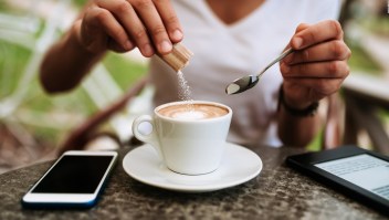 Estudio: beber café con azúcar reduce riesgos de muerte