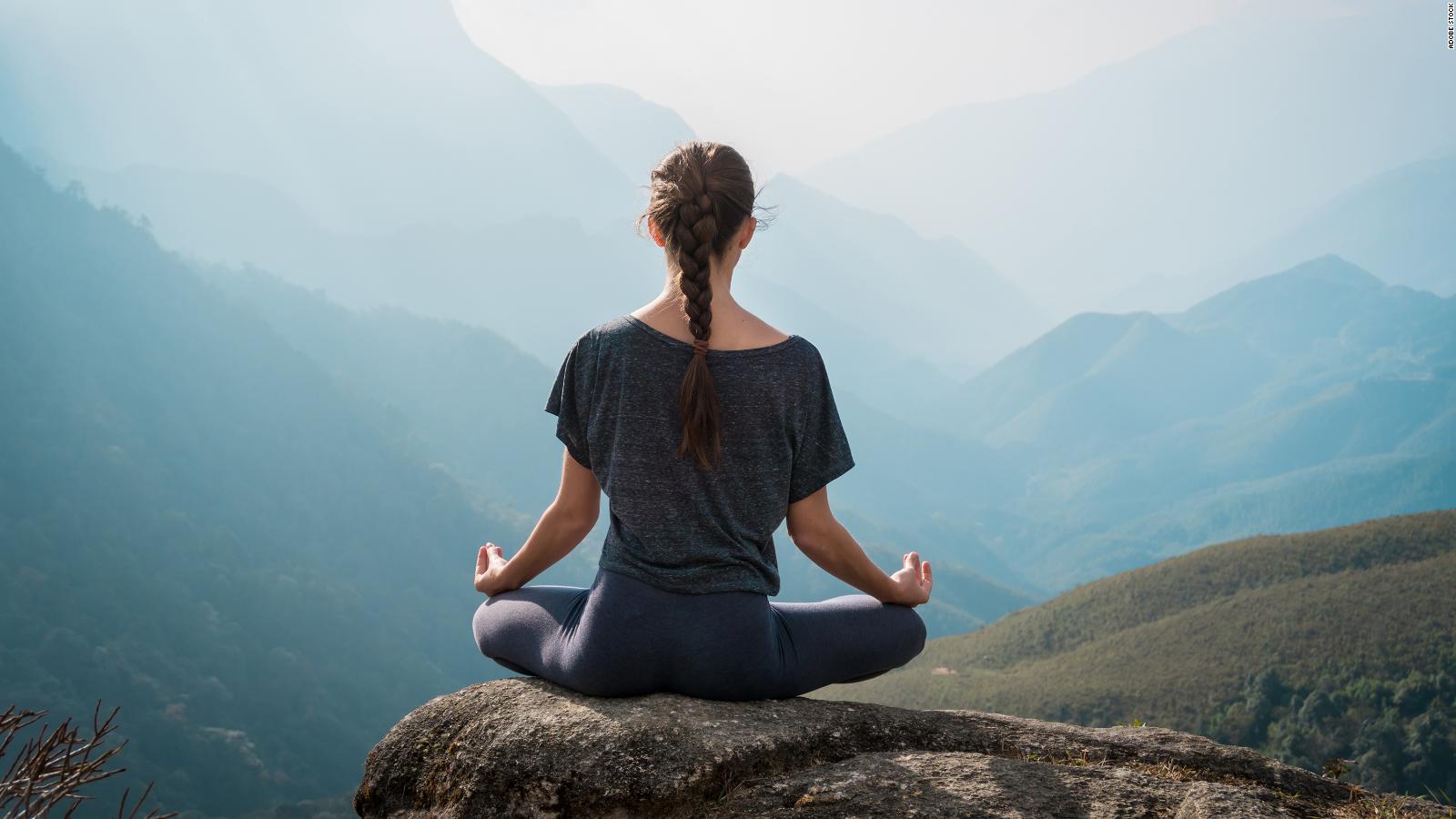 Personas meditando