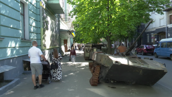 Ucrania exhibe en las calles los tanques rusos destruidos