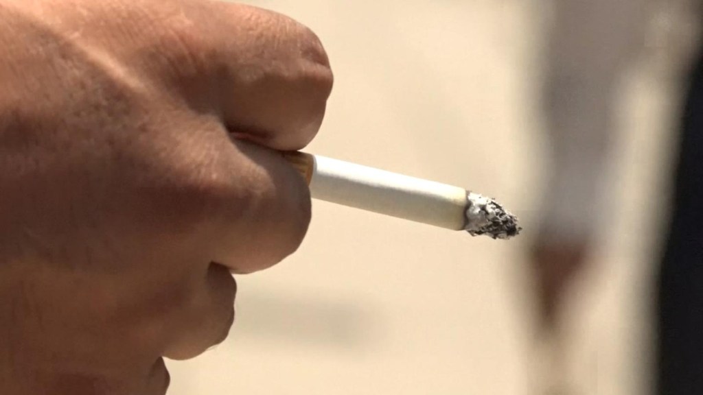 Mexicanos reaccionan a prohibición de fumar en Zócalo