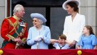 Mira las muecas del príncipe Luis durante la celebración de la reina Isabel II