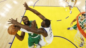 Jaylen Brown, de los Boston Celtics, lanza contra los Golden State Warriors en el juego 1 de las Finales de la NBA.