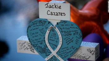 Una cruz en honor a Jacklyn Cazares se encuentra en el lugar donde se recuerda a las víctimas del tiroteo en la Escuela Primaria Robb en Uvalde, Texas.