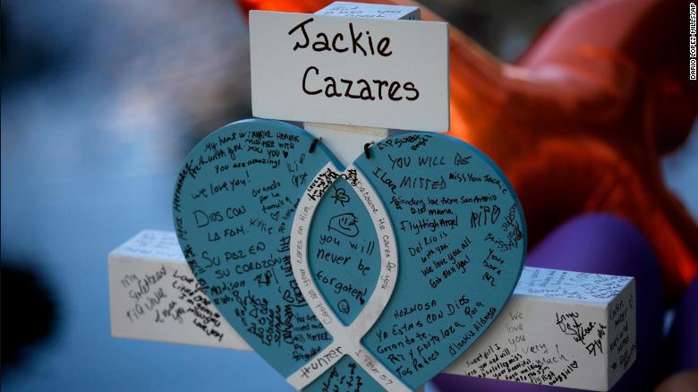 Una cruz en honor a Jacklyn Cazares se encuentra en el lugar donde se recuerda a las víctimas del tiroteo en la Escuela Primaria Robb en Uvalde, Texas.