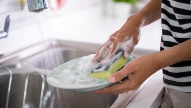El truco para distinguir el estropajo de limpiar los platos del