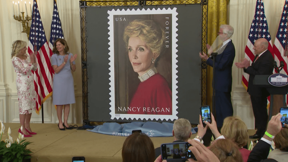 Nancy Reagan, sexta primera dama honrada por Servicio Postal