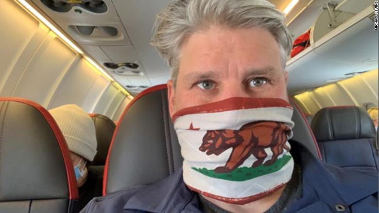 Michael Lowe envió un selfie desde el avión justo antes del despegue, según la demanda.