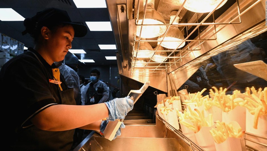 Una empleada prepara papas fritas en la versión rusa del restaurante McDonald's.