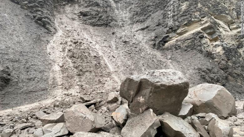 Un gran desprendimiento de rocas en North Entrance Road en el Parque Nacional de Yellowstone el lunes.