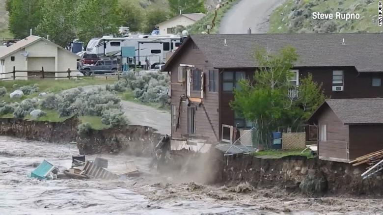 Las inundaciones hacen que parte de una casa en Gardiner, Montana, se derrumbe en el agua.