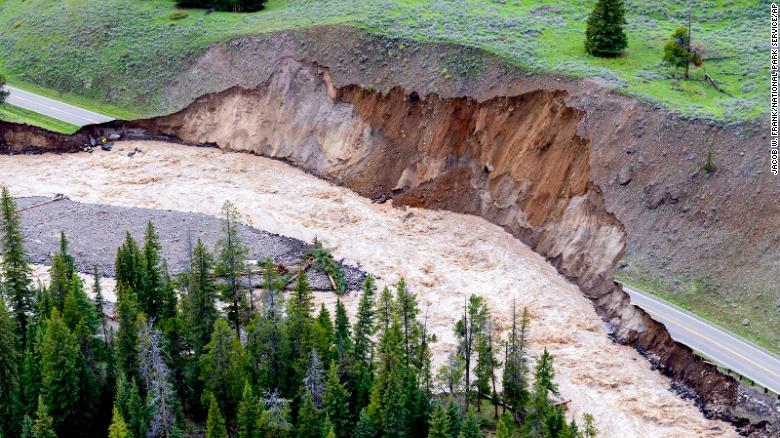 Un camino cerca de la entrada norte del Parque Nacional de Yellowstone sufrió importantes daños por las inundaciones.