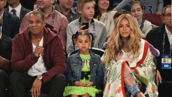 Hija de Beyoncé y Jay-Z, acapara las miradas en un juego de la NBA