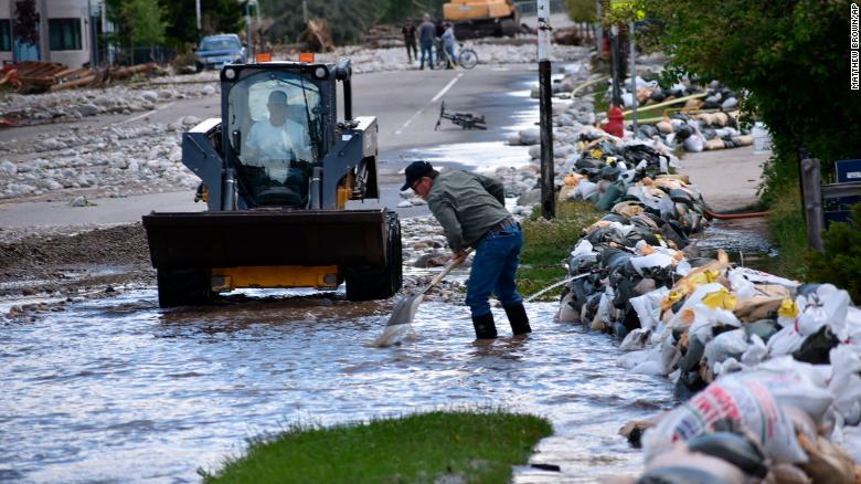 Residentes de Red Lodge, Montana, comenzaron a limpiar el lodo, el agua y los escombros de la calle principal de la ciudad el martes.