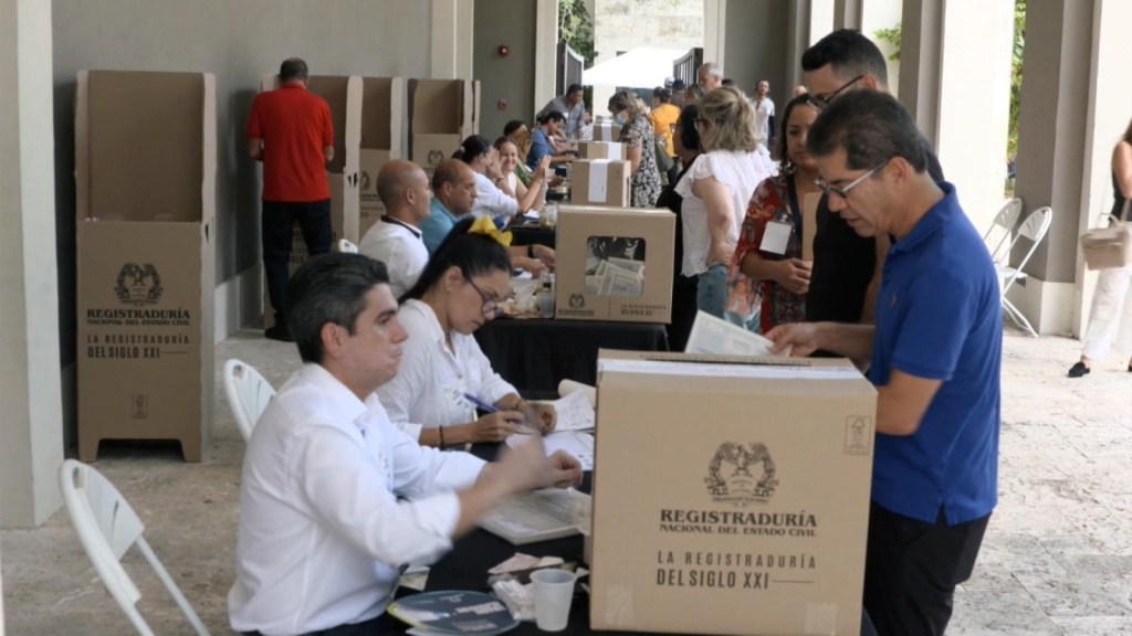 Colombianos en el exterior ejercen su voto en las presidenciales