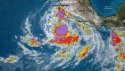 Huracán Blas avanza paralelo a la costa de México