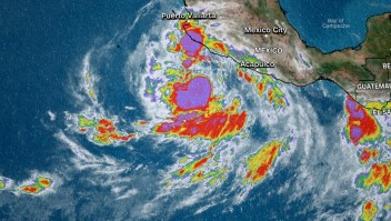 Huracán Blas avanza paralelo a la costa de México