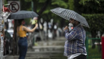Huracán Blas avanza y causa fuertes lluvias en México