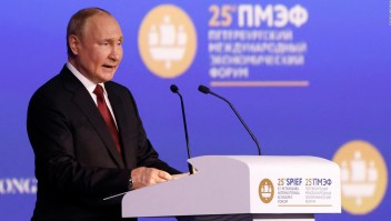 Pleitgen desafía a funcionaria rusa sobre el mensaje de Putin