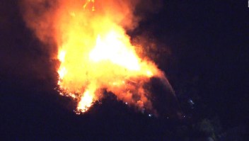 Así se ven los incendios que afectan Hollywood Hills