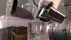 Robot prepara cócteles en un bar de Munich, Alemania