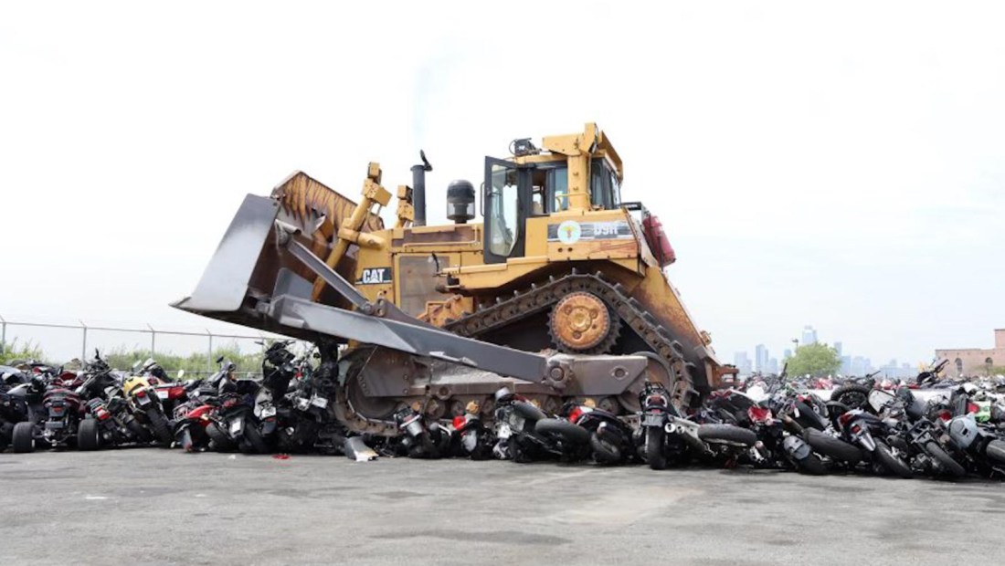 La policía de Nueva York destruyó decenas de motocicletas