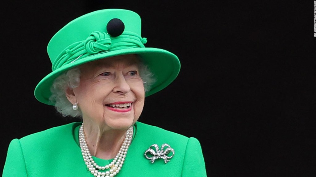 La reina Isabel II estrena nueva imagen para el verano