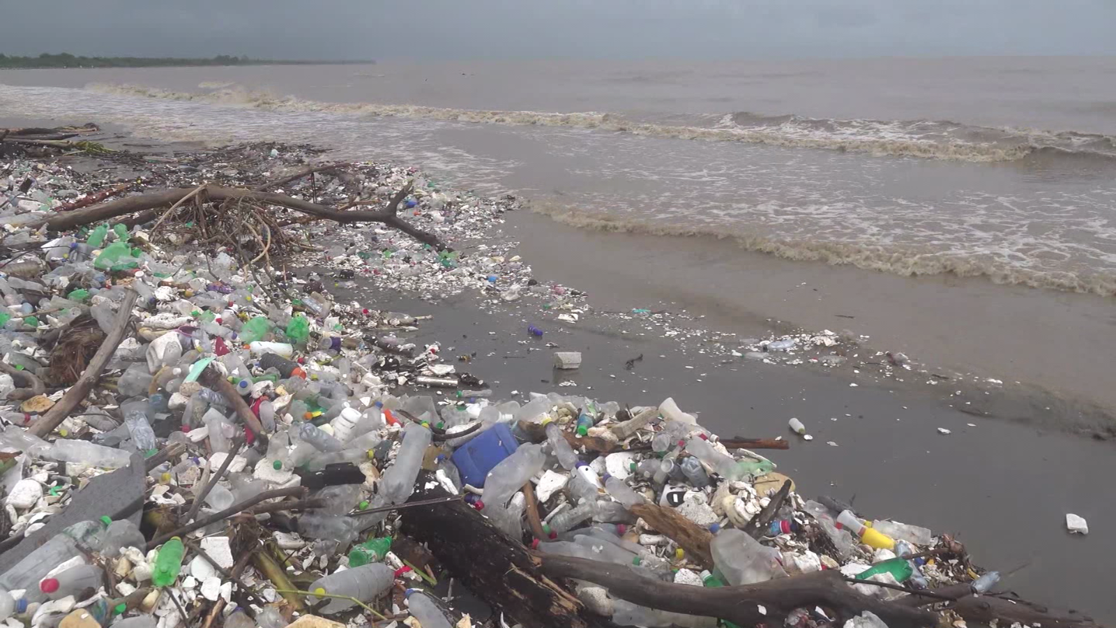 Toneladas de basura inundan playas de Honduras
