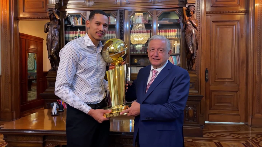Juan Toscano-Anderson visita a AMLO con trofeo NBA en mano