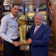 Juan Toscano-Anderson visita a AMLO con trofeo de NBA en mano