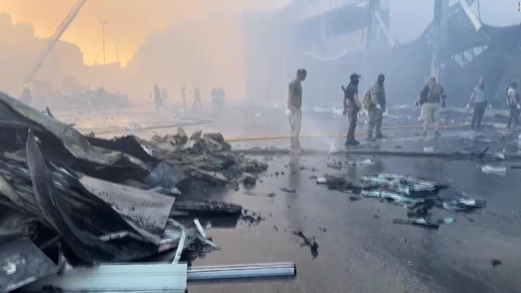 Ataque aéreo ruso pulveriza un centro comercial en Ucrania