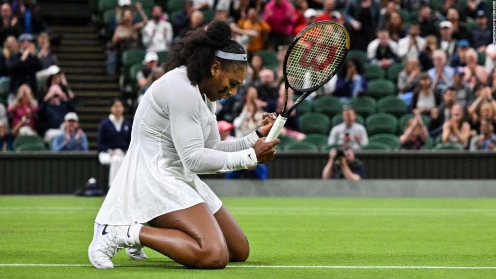 Williams agita el puño durante su derrota en primera ronda contra Harmony Tan en Wimbledon 2022.