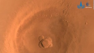 Imagen de una montaña en Marte tomada por la sonda china Tianwen-1.