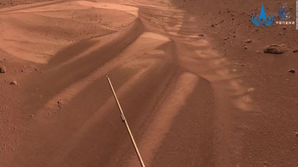 An image of a dune on Mars, taken by the Zhurong rover of the Tianwen-1 probe shortly before it reached rest in May 2022.