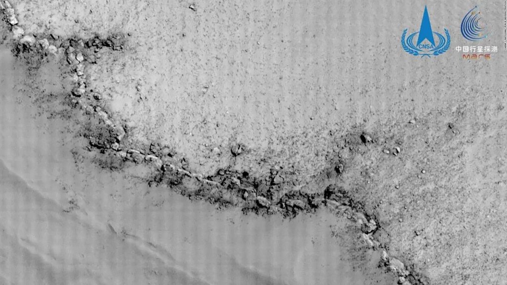 Imagen en alta resolución que muestra el borde de un cráter en Marte y el comienzo de la fosa.
